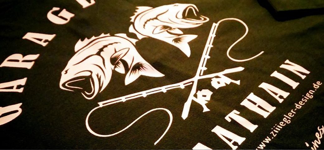 Nahaufnahme des bedruckten Stoffs mit Garagenteam-Saathain-Logo